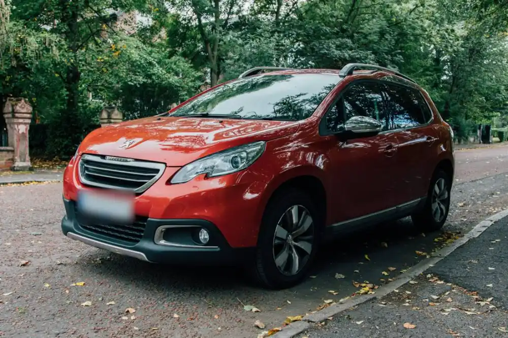 Peugeot 2008 rouge à la peinture éclatante
